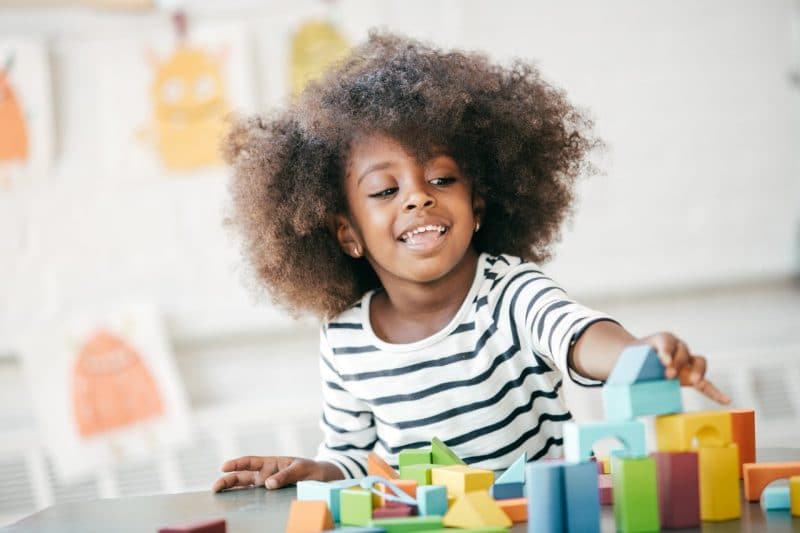 Projeto Brincar: vídeos de brincadeiras inclusivas, inspiradas nas obras de artistas contemporâneos, para crianças com deficiência