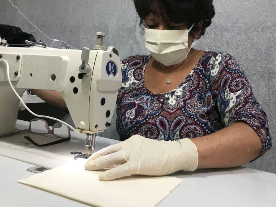 Máscaras transparentes geram renda para costureiras e promovem acessibilidade